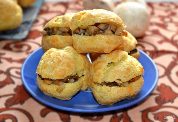 Profiteroles with mushrooms