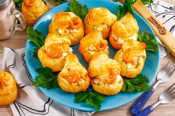 Profiteroles with shrimp