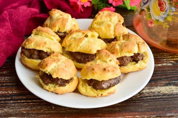 Profiteroles with chicken liver