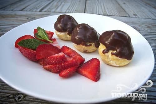 Cream puffs with chocolate sauce
