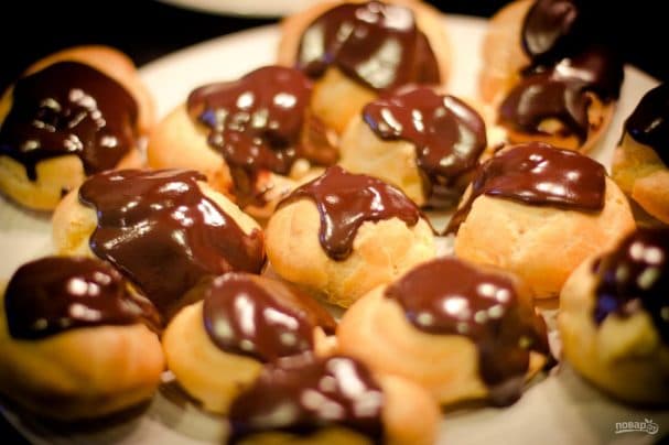 Profiteroles with cottage cheese cream