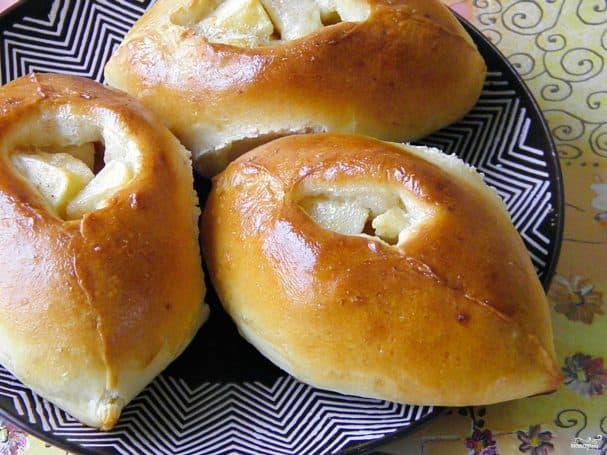 Розстебаї з яблуками