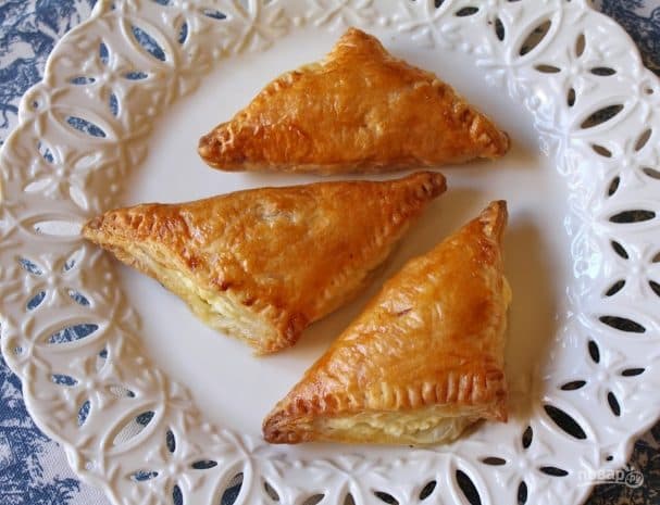 Cheese-filled samosa made with puff pastry