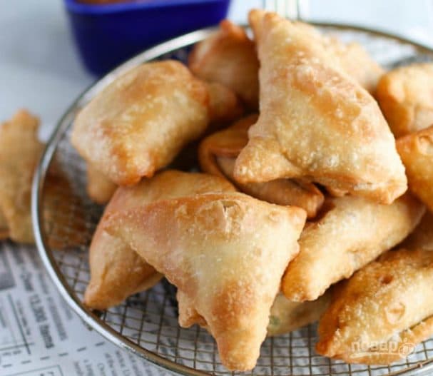 Chicken samosa from puff pastry