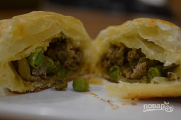 Meat samosa from puff pastry