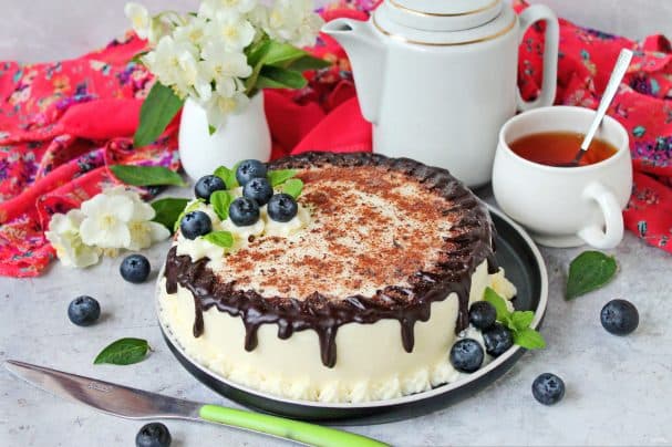 Chocolate cake with raspberry and blueberry