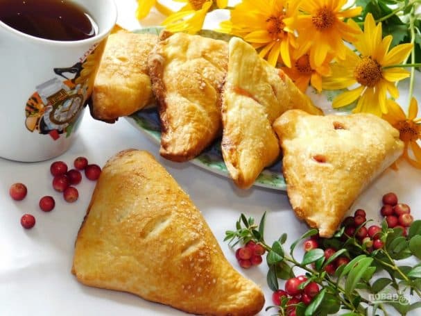Слоёныя канверты з яблыкамі, грушамі і брусніцай
