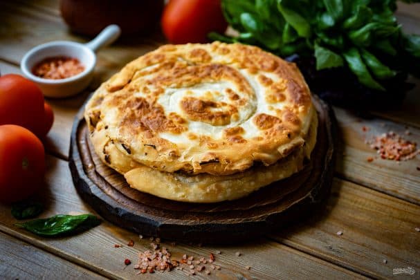 Слаёныя ляпёшкі з цыбуляй на патэльні