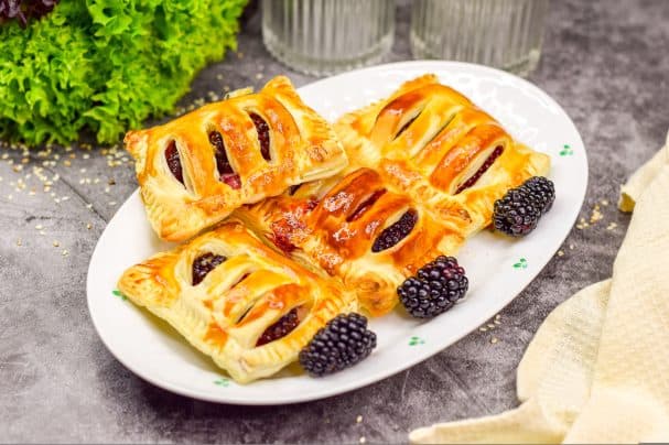 Blackberry puff pastries