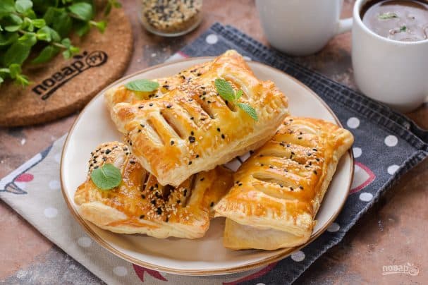 Слойкі з яблыкам і разынкамі
