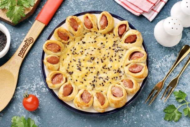 Лісткавы пірог з сасіскамі