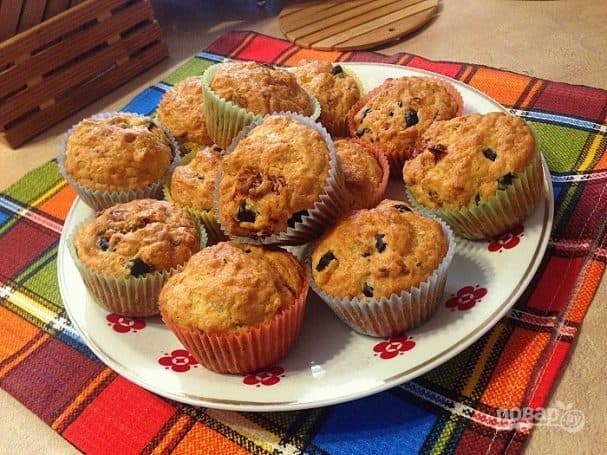 Savory muffins with olives and sun-dried tomatoes