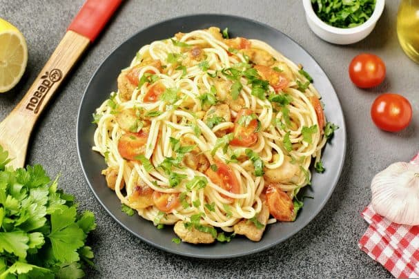 Спагетти с курицей и помидорами черри