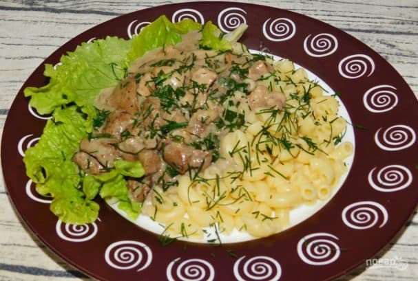 Свініна з курынай печанню, тушаваная ў віне з зялёным луком