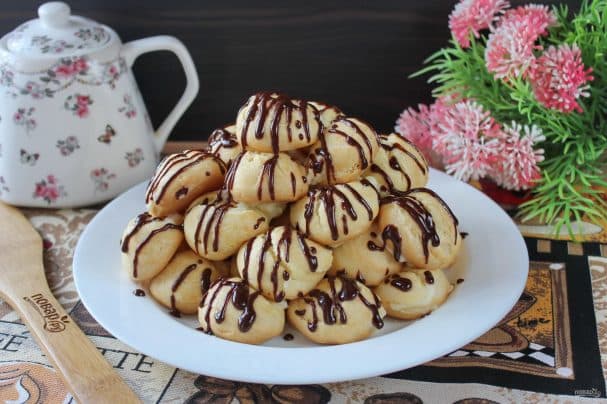 Profiterole cake with pastry cream