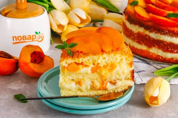 Cake with Peach and Custard Cream