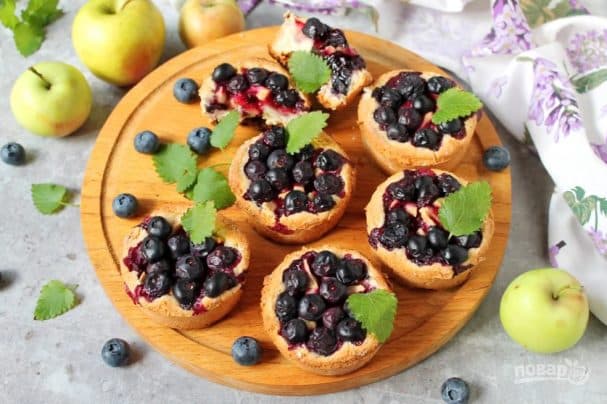 Vatrushki with blueberry and apple