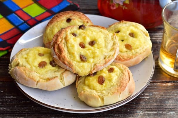 Vatrushki with cottage cheese and raisins