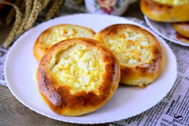 Vatrushki with cottage cheese and apples