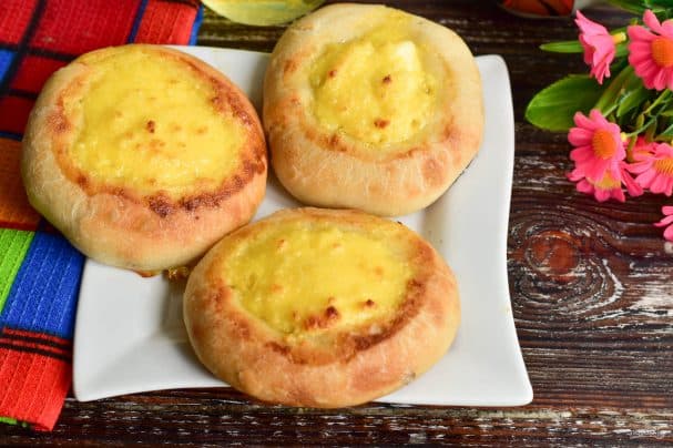 Vatrushki with cottage cheese filling
