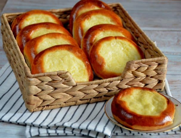 Vatrushki with sour cream filling