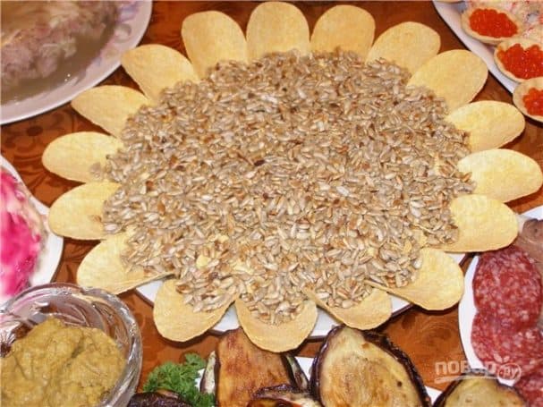 Cалат с семечками и чипсами