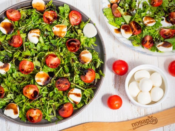 Salad with arugula, cherry tomatoes, and mozzarella