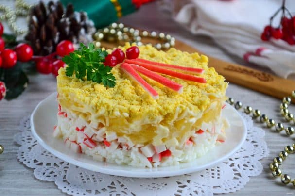 Слаёны салат з крабавымі палачкамі і ананасам