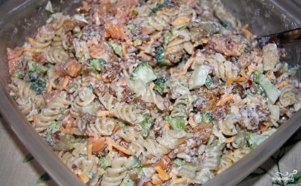 Asian Noodle Salad with Beef, Broccoli, and Bean Sprouts