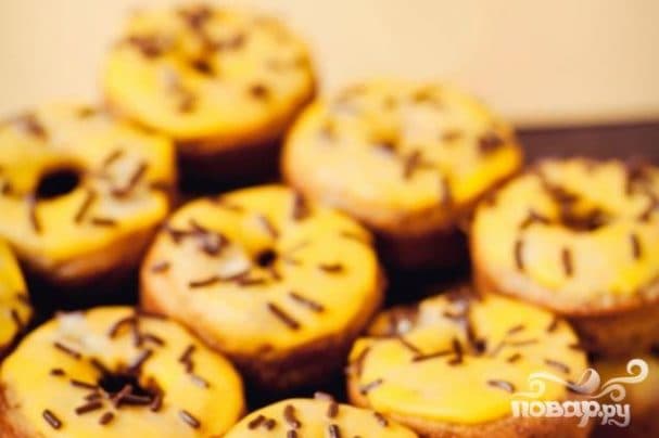 Banana donuts in glaze
