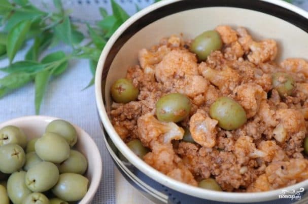 Cauliflower stewed with minced meat
