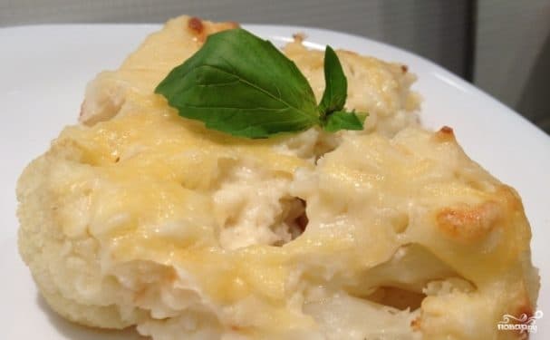 Baked cauliflower with cream in the oven