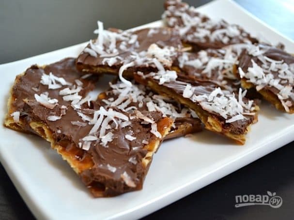 Dessert made with crackers and chocolate