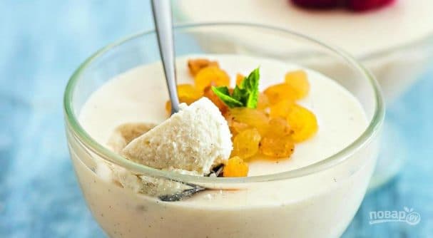 Dessert made with sour cream and gelatin