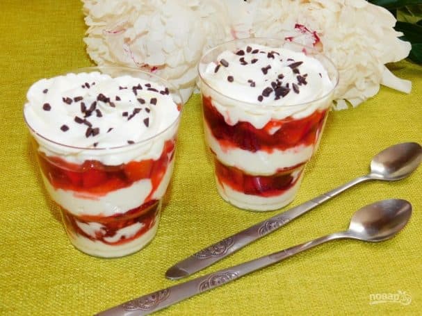 Dessert with cottage cheese cream and fresh strawberries