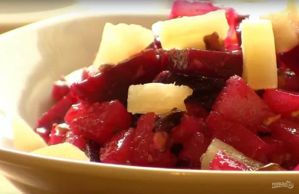 Диетический салат с ананасами и свеклой
