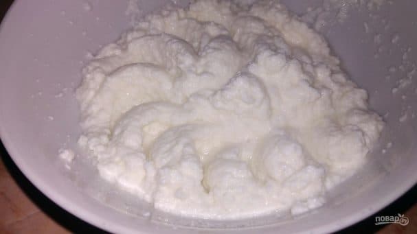 Homemade cottage cheese from 2.5% kefir