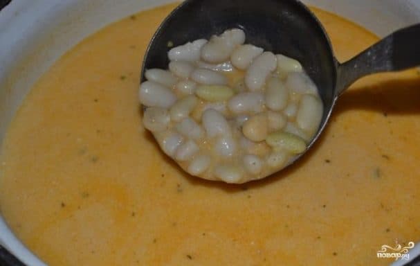 Bean soup with sour cream