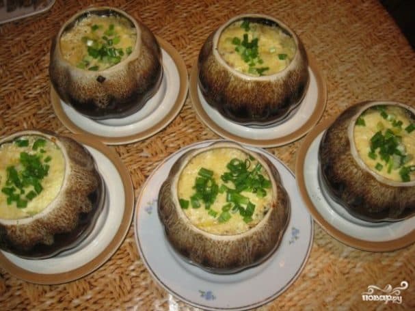 Meatballs with potatoes in pots