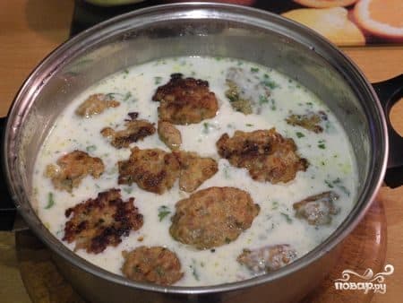 Meatballs in creamy sauce