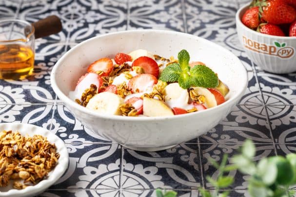 Fruit and berry salad with yogurt
