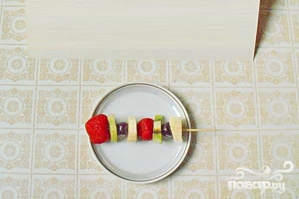 Фруктове асорті на шпажках