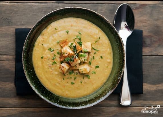 Pea soup puree with croutons