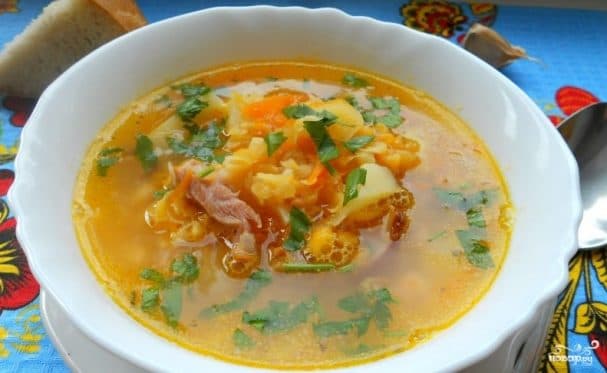 Pea soup with smoked pork hock