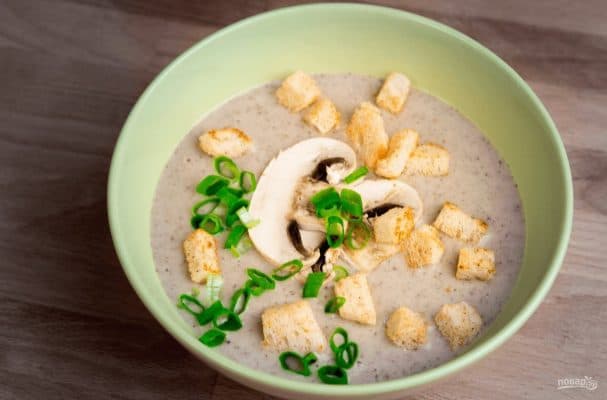 Mushroom cream soup with homemade croutons