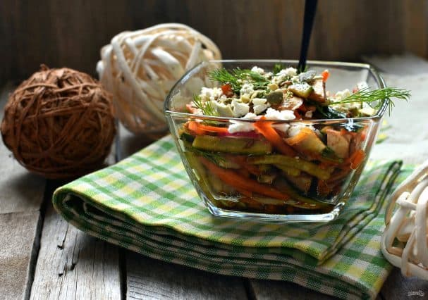 Crispy chicken and vegetable salad