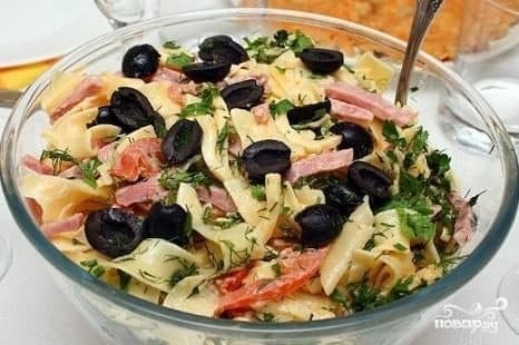 Італійський салат з сиром і макаронами