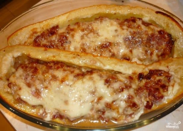 Кабачки, фаршированные фаршем, в мультиварке