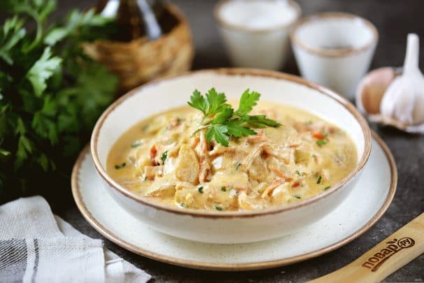 Zucchini with tomatoes in sour cream