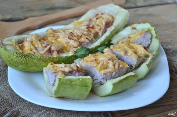 Zucchini baked in the oven with minced meat